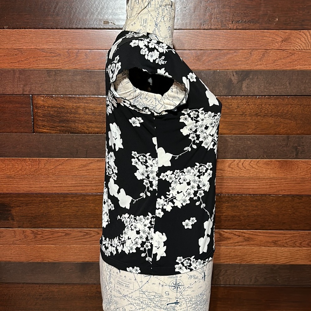 Old Navy Stretchy V Neck Short Sleeve Black and White Floral Blouse - Picture 7 of 9